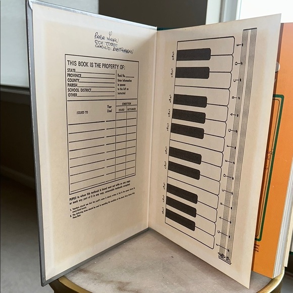 World of Music Hardcover Book - ©️1990 - Picture 4 of 10